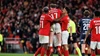 Spieler von SL Benfica im roten Heimtrikot liegen sich nach einem Torerfolg jubelnd in den Armen. Erleben Sie die packende Dynamik der Liga Portugal live.